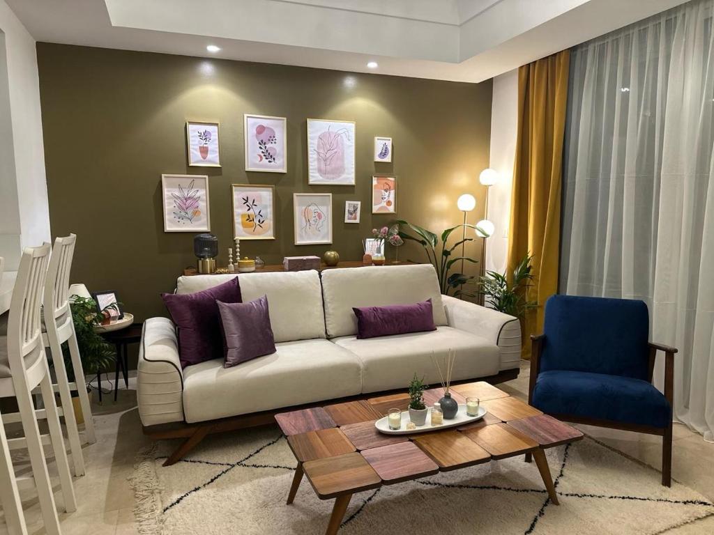 - un salon avec un canapé et une table dans l'établissement Appartement Anfa Park casa finance City CFC, à Casablanca