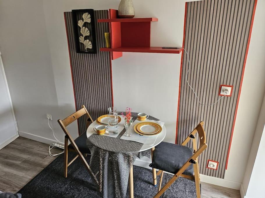 una sala da pranzo con tavolo e 2 sedie di Studio 1pièce cosy Paris-Disney a Vaires-sur-Marne
