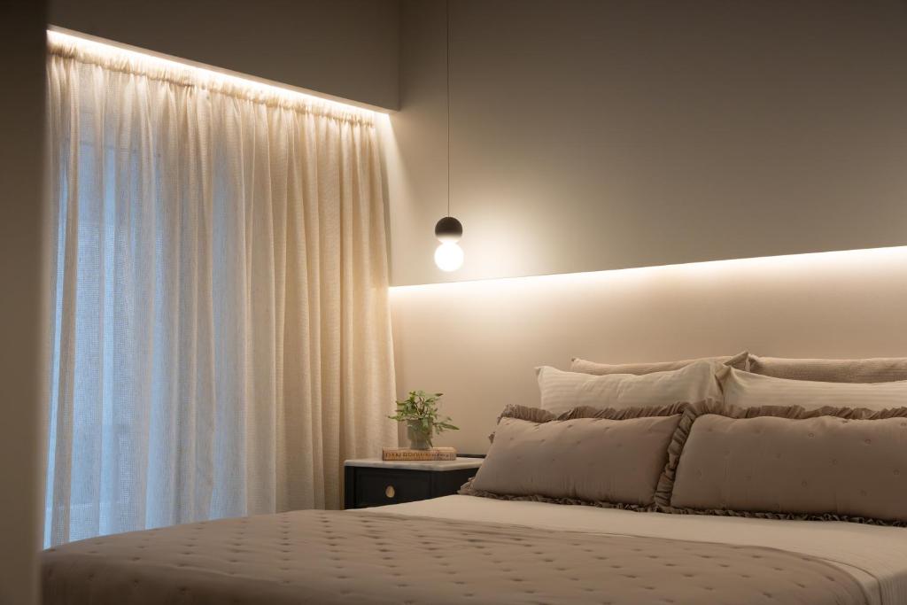 Un dormitorio con una cama grande y una ventana en Ixia home en Ixia