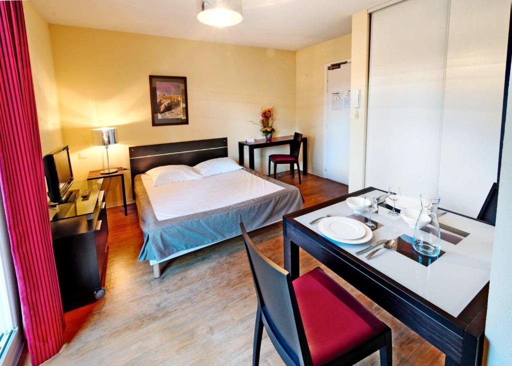 Postel nebo postele na pokoji v ubytování Appart Hotel Odalys City Antibes Olympe