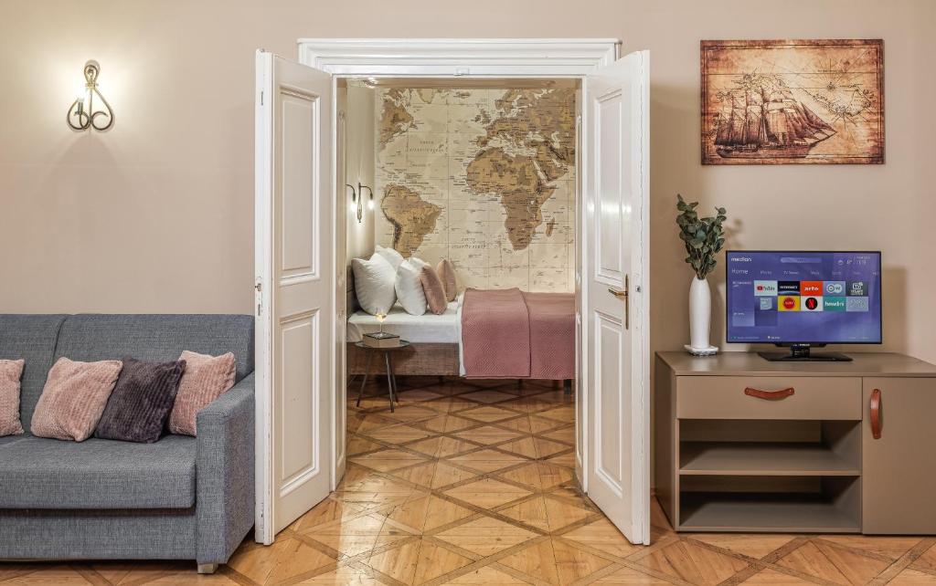 プラハにある6 Continents Apartments by Adrezのリビングルーム(ソファ、テーブル上のテレビ付)