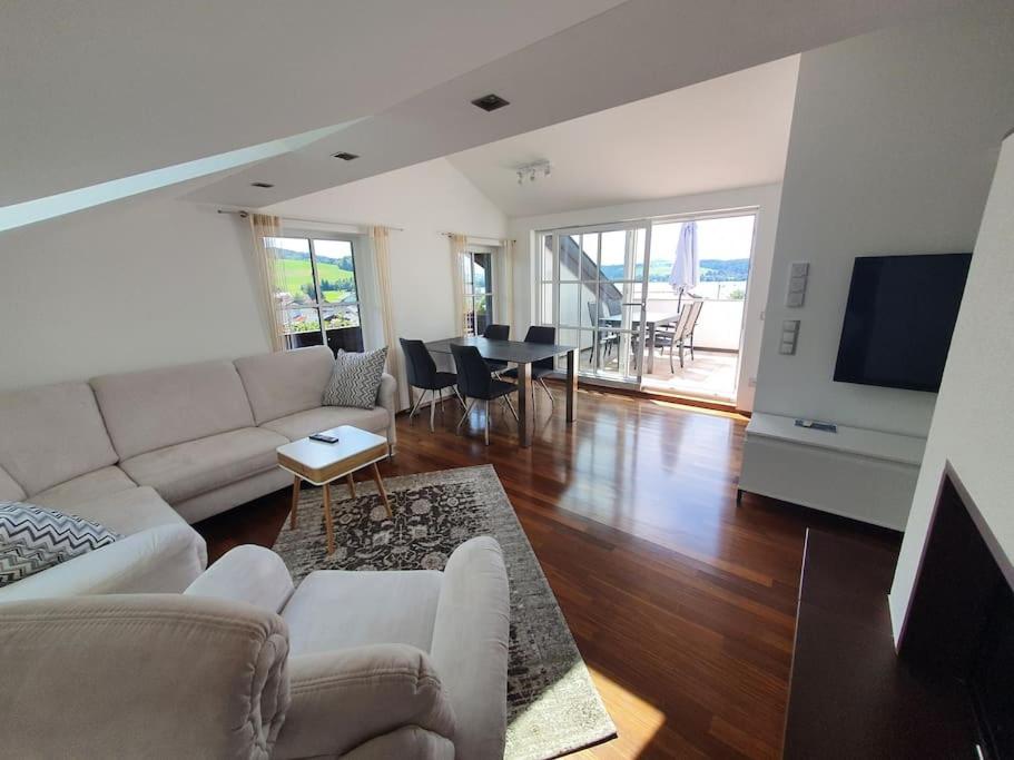TV a/nebo společenská místnost v ubytování Moderne Ferienwohnung Urlaub am See Mattsee Salzburg Salzburger Seenland Trumer Seenland