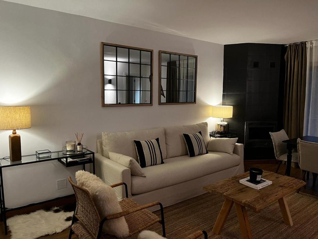 uma sala de estar com um sofá e uma mesa em Apartamento LOS CORZOS - LA PINILLA em Cerezo de Arriba