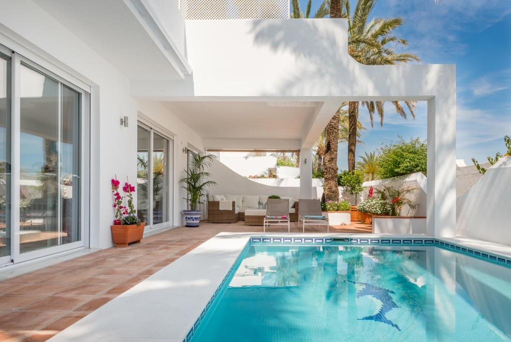 ein Pool in einem Haus in der Unterkunft OASIS Beachfront Golden Mile in Marbella