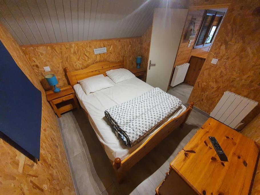 een slaapkamer met een bed en een tafel bij chalet 6 personnes avec piscine in Cabourg
