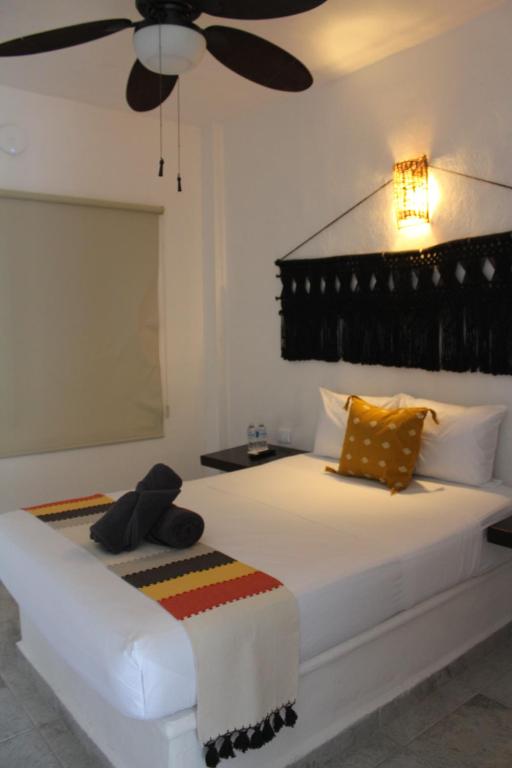Una cama o camas en una habitación de Paradise Palms Hotel