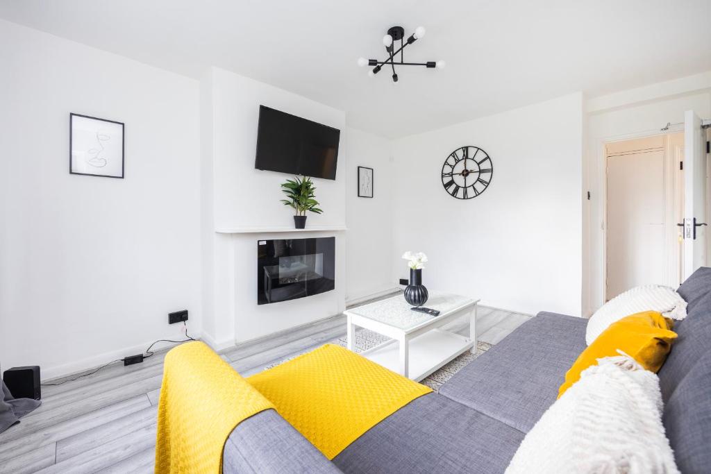 a living room with a couch and a tv at Modern 2 BR Near Brixton Station in London