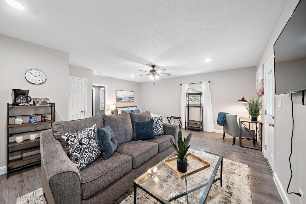 a living room with a couch and a table at Baytown Private Studio Apartment covered patio Sleeps 4 by the bay skate park main street water park in Baytown