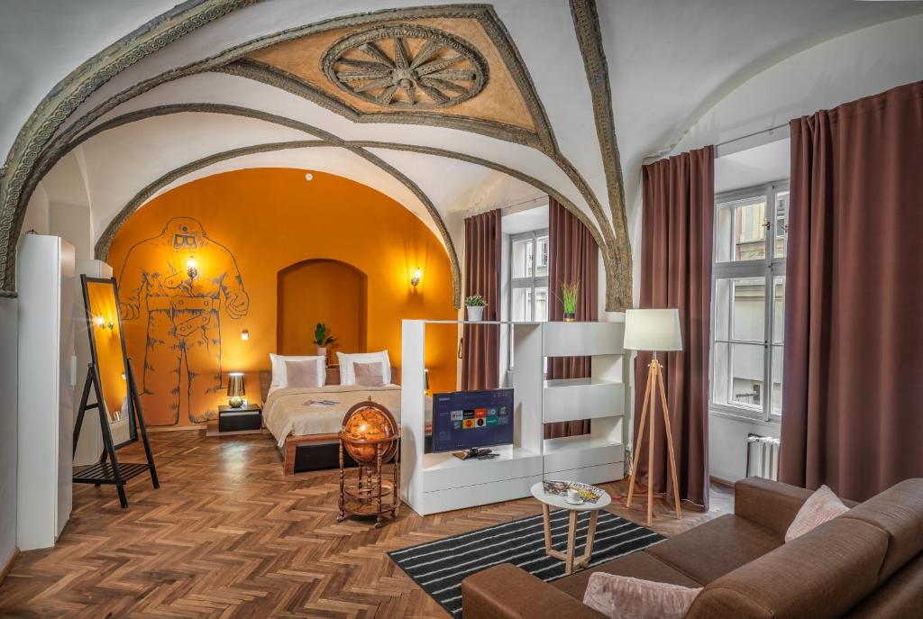 プラハにある7 Tales Apartments by Adrezのベッドルーム1室(ベッド1台、テレビ付)