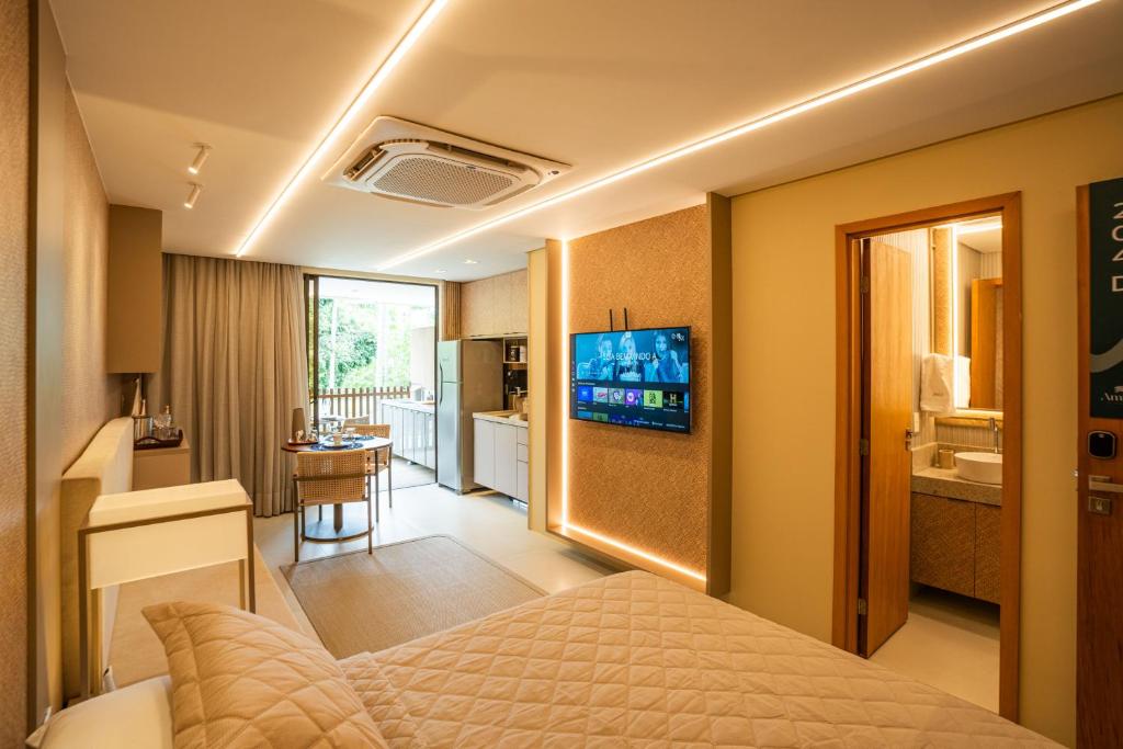 ein Hotelzimmer mit einem Bett und einem Bad in der Unterkunft Studio Luxo - Melhor trecho da Praia dos Carneiros in Tamandaré