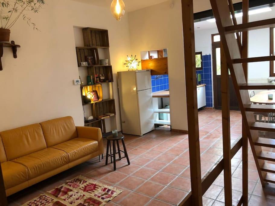 uma sala de estar com um sofá e uma cozinha em Cozy & Comfy House in Forest! em Bruxelas