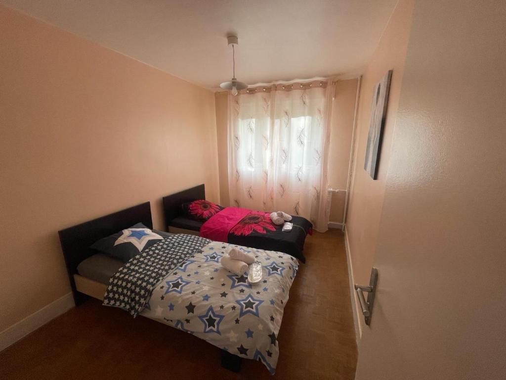 a small bedroom with a bed and a window at Prestation hôtellerie Chalon-sur-Saône in Chalon-sur-Saône