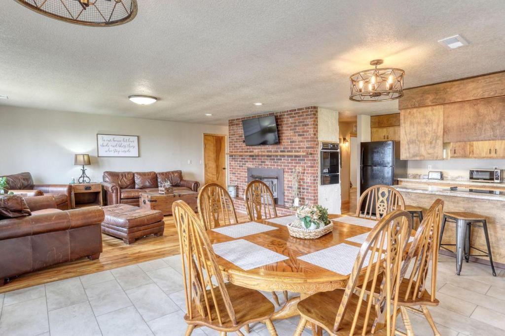 een keuken en een woonkamer met een tafel en stoelen bij The Ranch House in Piedmont