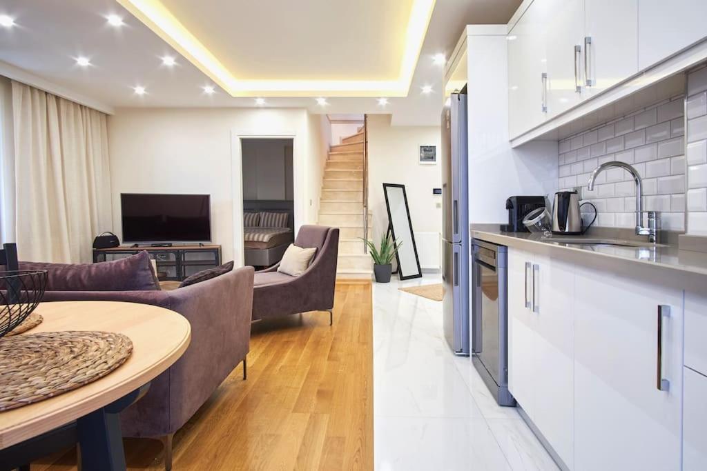 イスタンブールにあるPrivat 3 Bedroom Duplex Apartment at Ulus Beşiktaşのキッチン、リビングルーム(ソファ、テーブル付)