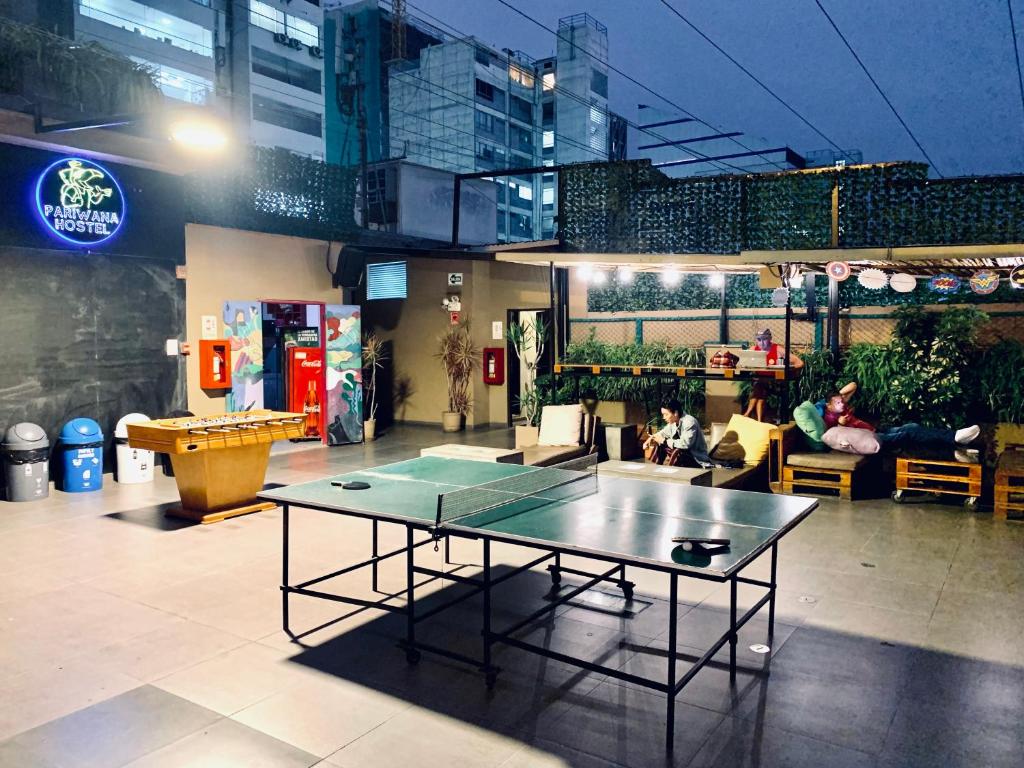 Stolní tenis v ubytování Pariwana Hostel Lima nebo okolí