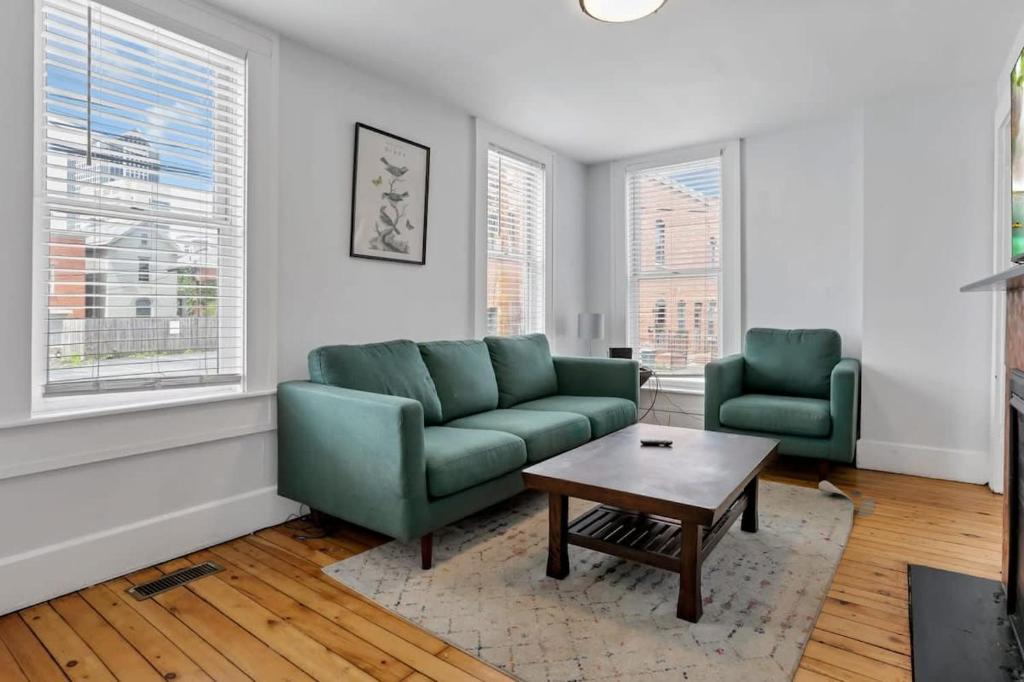 a living room with a couch and two chairs and a table at Housepitality - The Marienplatz - Free Parking in Columbus