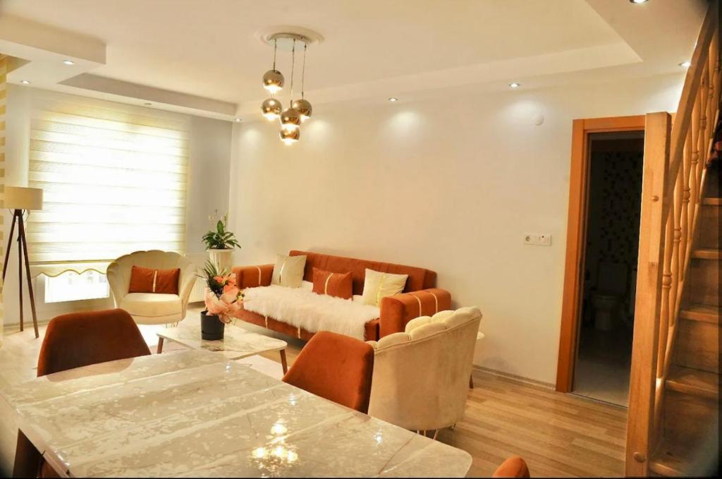 ISTANBUL APARTMENT Stylish&Lively في إسطنبول: غرفة معيشة مع أريكة وطاولة