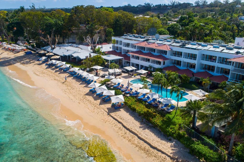 - une vue aérienne sur le complexe et la plage dans l'établissement The House by Elegant Hotels - All-Inclusive, Adults Only, à Saint James
