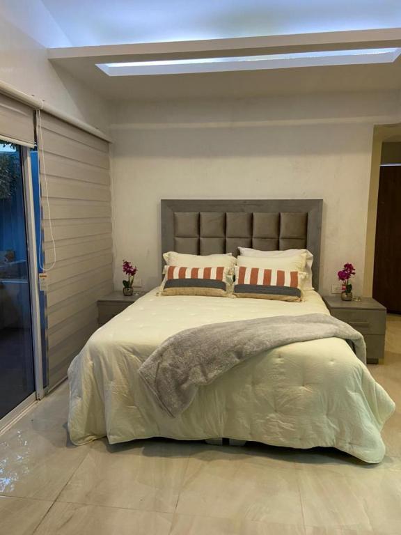 Кровать или кровати в номере Apartamento los Angeles 2