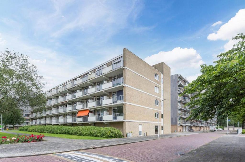 een appartementencomplex aan de straatkant bij Newa 1 in Amstelveen