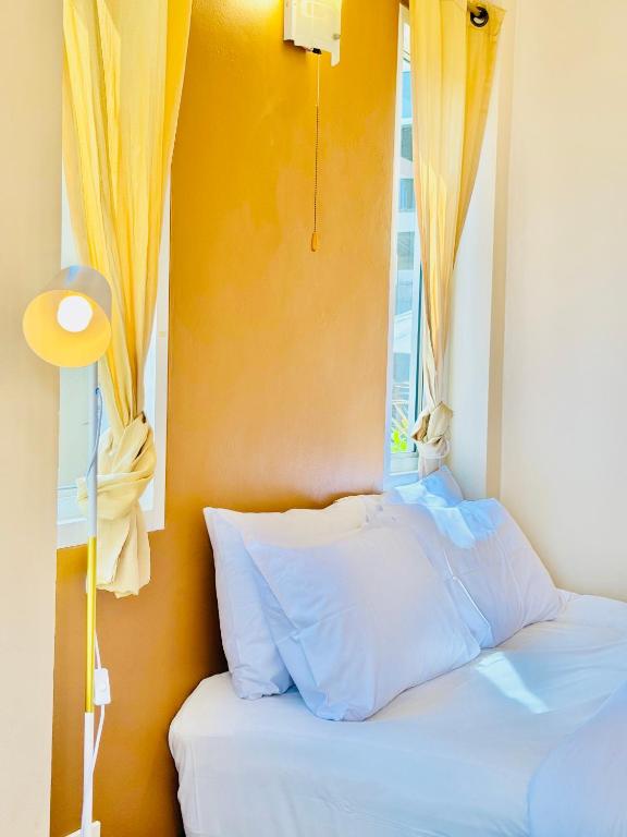 a bed in a room with a window at BLUE OCEAN kohlarn resort in Ko Larn