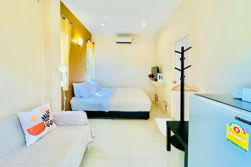 ein kleines Zimmer mit einem Bett und einer Couch in der Unterkunft BLUE OCEAN kohlarn resort in Ko Larn
