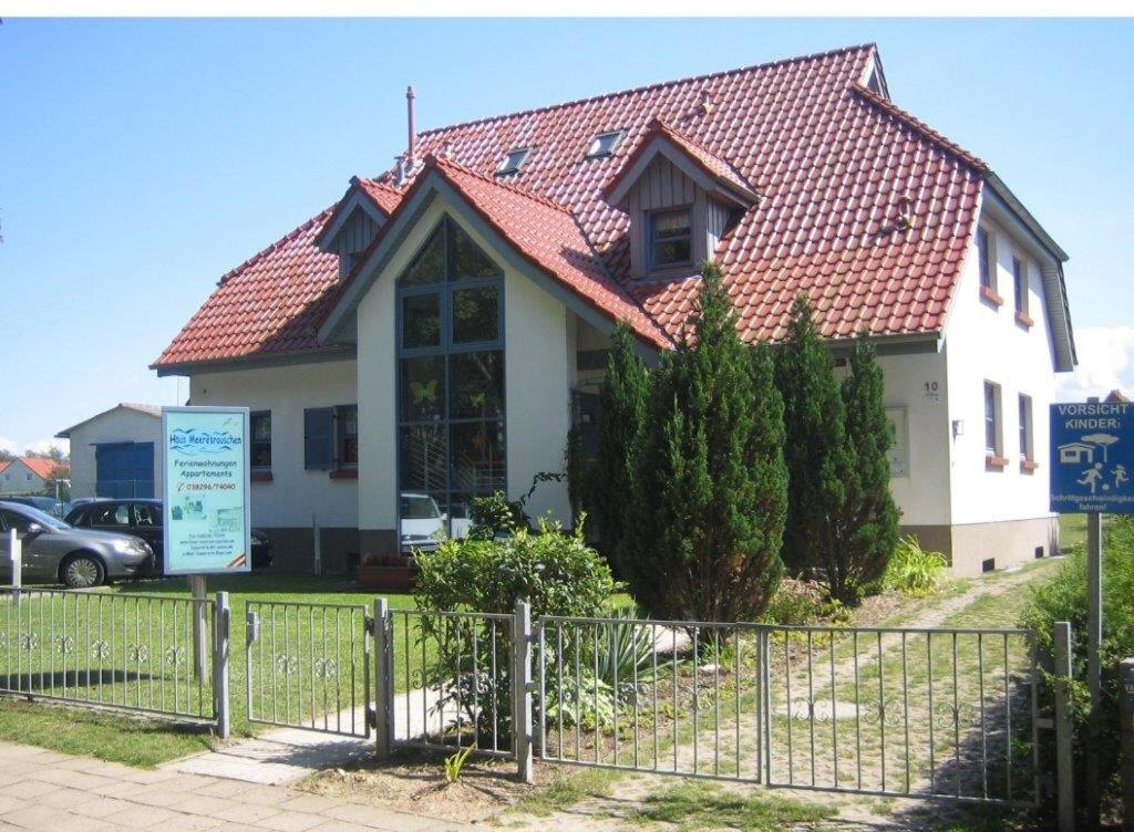 una casa bianca con tetto rosso di Haus Meeresrauschen a Rerik