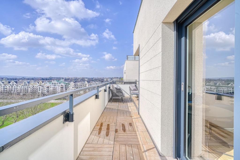a balcony with a view of a city at Grand appartement avec belle vue Paris in Rueil-Malmaison