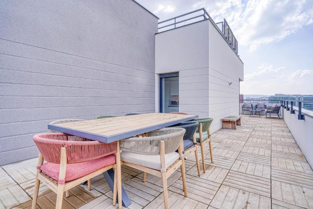 a patio with a table and chairs on a balcony at Grand appartement avec belle vue Paris in Rueil-Malmaison