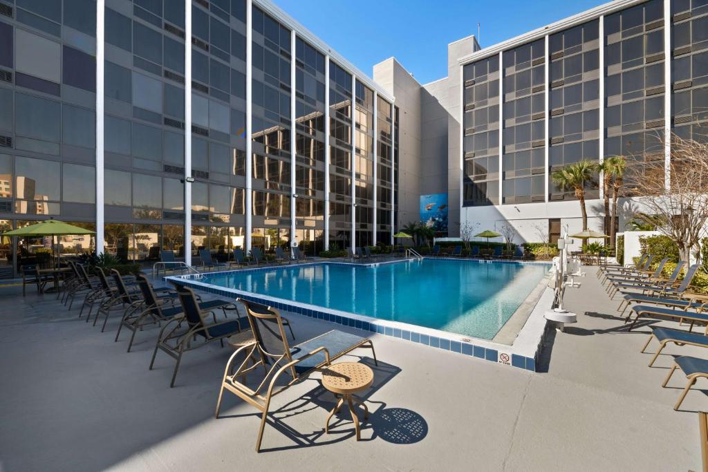uma piscina em frente a um edifício em Best Western Orlando Gateway Hotel em Orlando