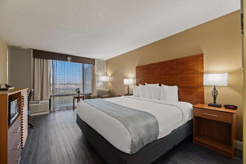 Postel nebo postele na pokoji v ubytování Best Western Orlando Gateway Hotel