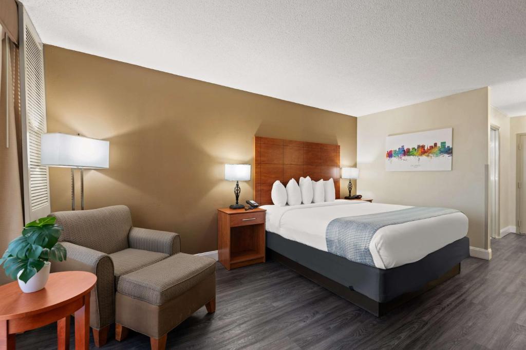 Postel nebo postele na pokoji v ubytování Best Western Orlando Gateway Hotel