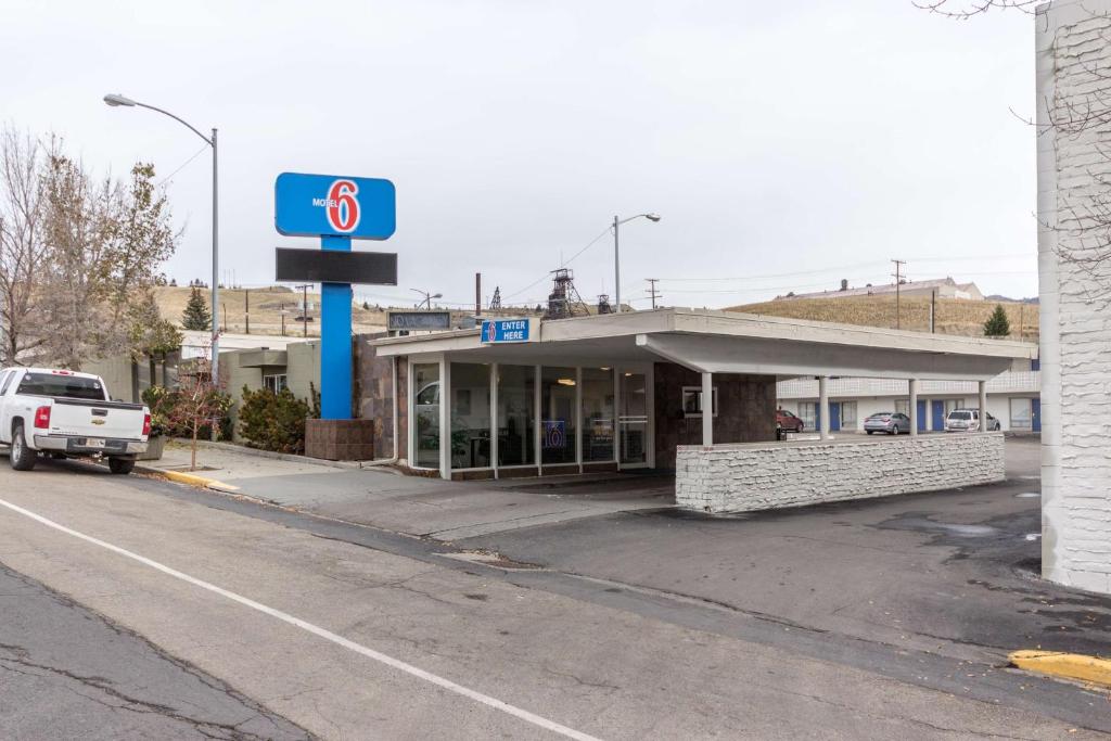 a gas station on the side of a street at Motel 6-Butte, MT - Historic City Center in Butte