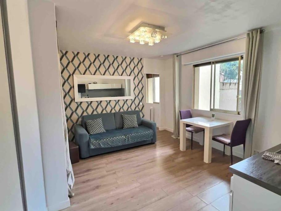 un salon avec un canapé et une table dans l'établissement Mozart 10 min walk from Palais des Festivals. parking, à Cannes