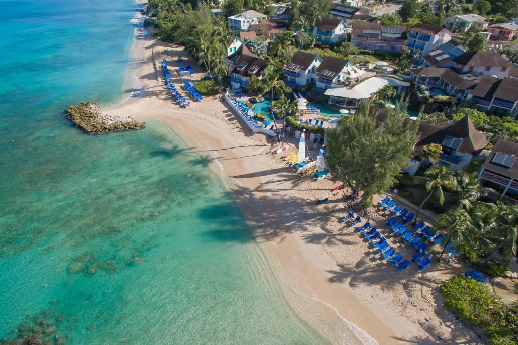 una vista aérea de la playa en un complejo en Crystal Cove by Elegant Hotels - All-Inclusive, en Saint James
