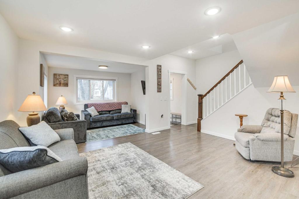 una sala de estar con 2 sofás y una escalera en Updated Home Less Than 1 Mi to Downtown Fargo!, en Fargo