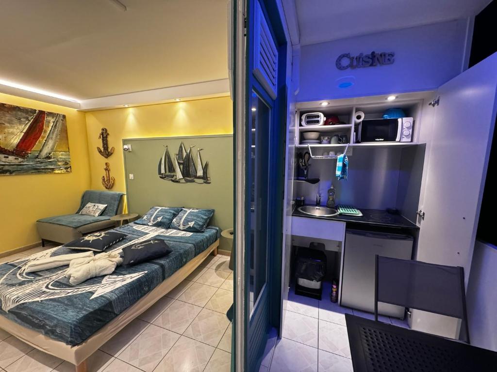 Kuchyň nebo kuchyňský kout v ubytování Le Voilier - Studio Moderne Vue Mer Panoramique avec Piscine