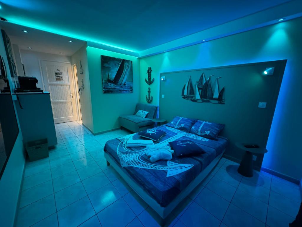 Cette chambre bleue comprend un lit doté d'un plafond bleu. dans l'établissement Le Voilier - Élégant studio vue sur mer avec piscine, à Les Trois-Îlets