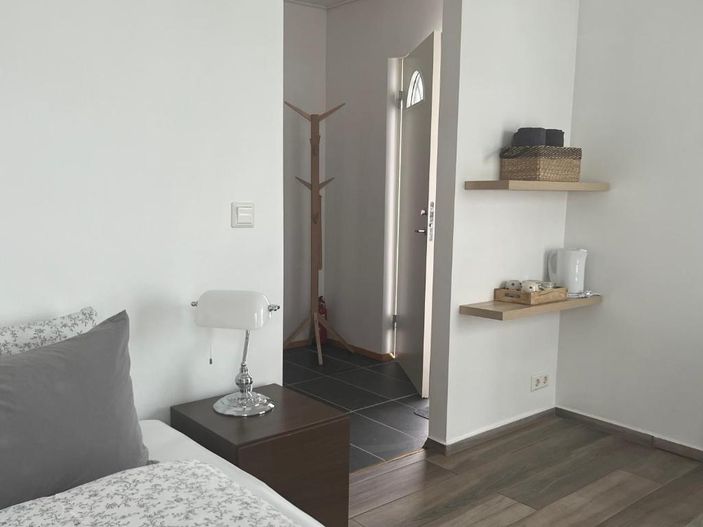 een slaapkamer met een bed en een hal met een spiegel bij Country Hotel Heydalur in Látur