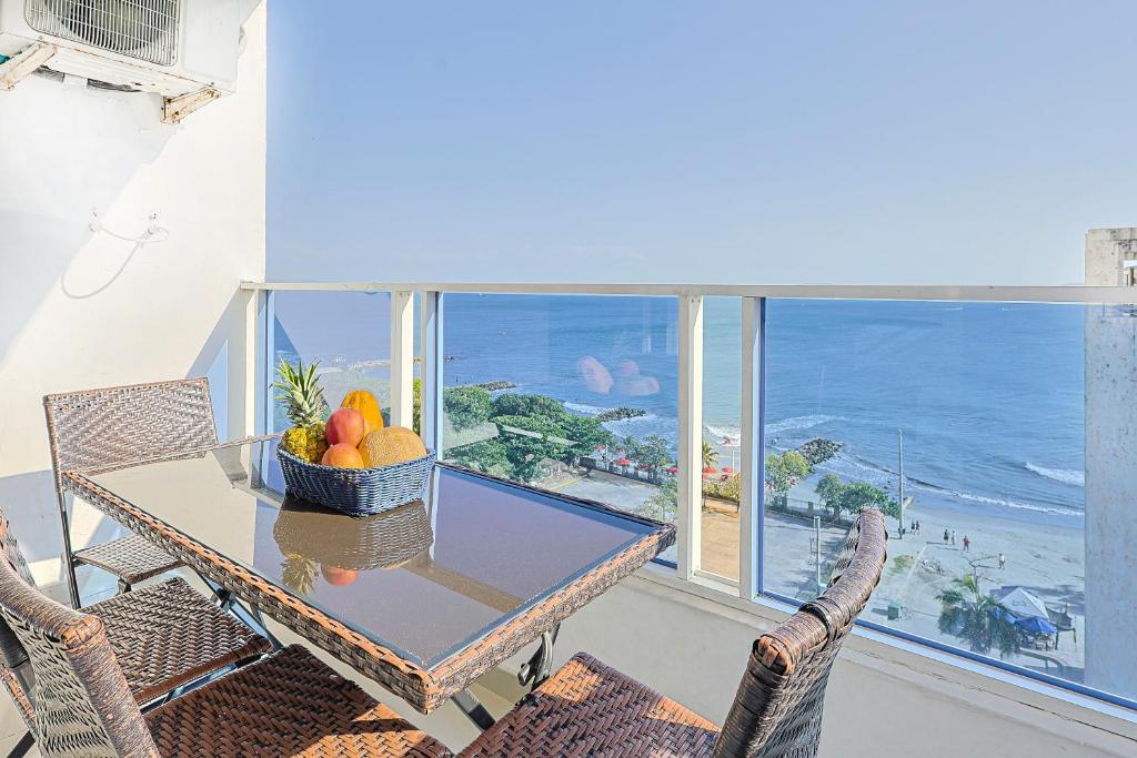 uma sala de jantar com mesa e cadeiras e vista para o oceano em Riviera Suite - Livin Colombia em Cartagena das Índias