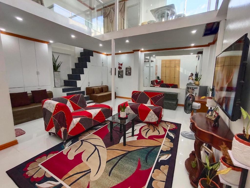 sala de estar con sofás y piano en Private 2-Floors Bedroom near DVO Airport, en Davao City