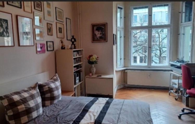 Schlafzimmer mit einem Bett, einem Fenster und einem Schreibtisch in der Unterkunft Dream cuddle Nest in Berlin
