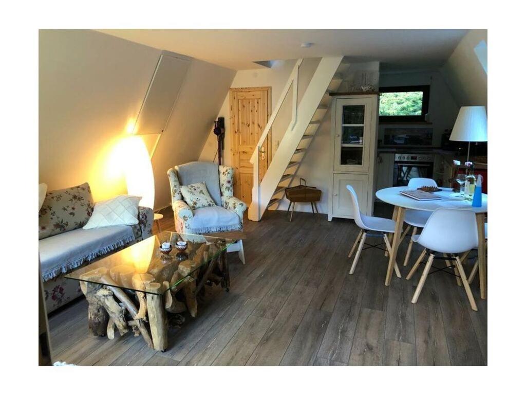 ein Wohnzimmer mit einem Sofa und einem Tisch in der Unterkunft Lovely apartment in Putbus in Hambühren