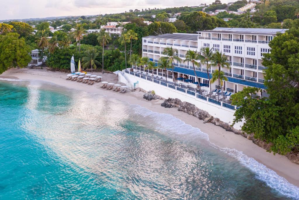 - une vue aérienne sur une plage avec un complexe dans l'établissement Waves Hotel and Spa by Elegant Hotels - All-Inclusive, à Saint James