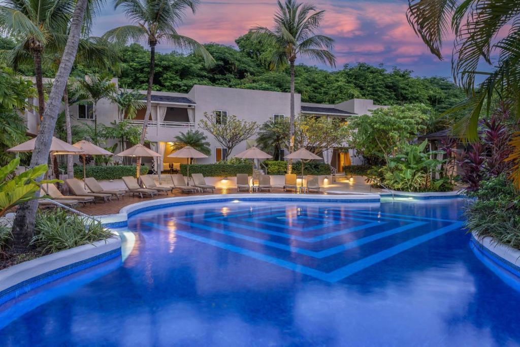 Bazén v ubytování Waves Resort & Spa, Barbados, An Autograph Collection All-Inclusive Resort nebo v jeho okolí