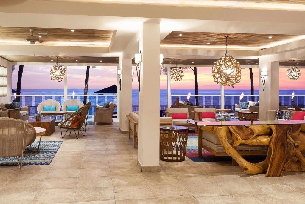 Posezení v ubytování Waves Resort & Spa, Barbados, An Autograph Collection All-Inclusive Resort