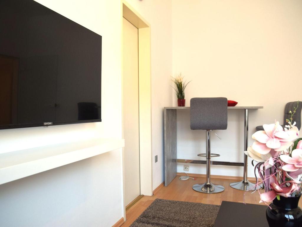 奧伯豪森的住宿－Cosy apartment in Oberhausen with balcony，客厅设有壁挂式平面电视。