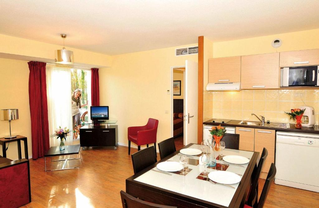 Kuchyň nebo kuchyňský kout v ubytování Appart Hotel Odalys City Antibes Olympe