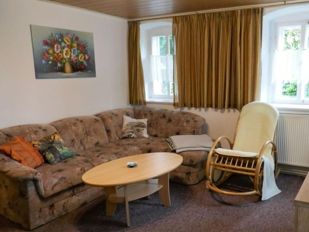 グロースシェーナウにあるRenate's holiday apartmentのソファとテーブルのあるリビングルーム