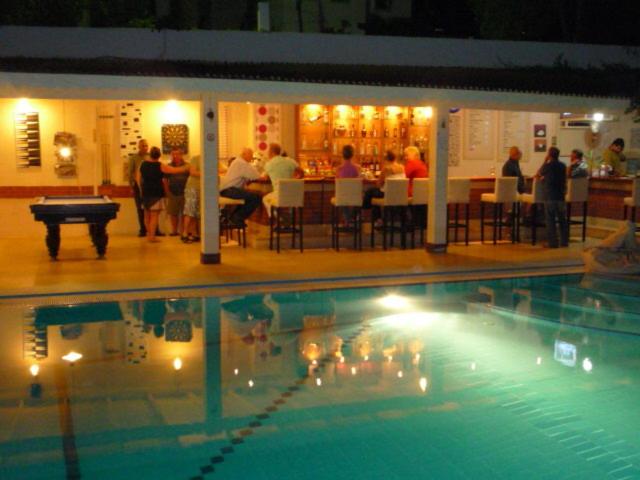 Bazén v ubytování Merve Apartments, your home from home in central BODRUM, street cats frequent the property, not all apartments have balconies , ground floor have terrace with table and chairs nebo v jeho okolí